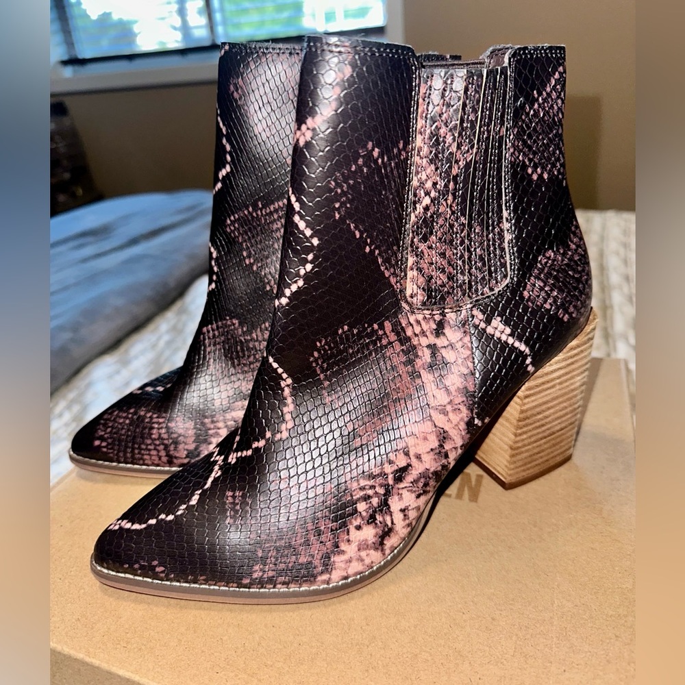 Steve Madden Acton Chelsea Boot Brown Snakeskin print Size 9